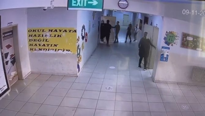 Şırnak’ta Öğretmen Öğrencileri Önünde Darp Edildi, O Anlar Güvenlik Kamerasına Yansıdı