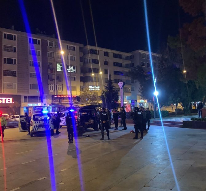 Sinir Krizi Geçiren Vatandaşın Meydanda Lastik Yakma Girişimini Çevik Kuvvet Önledi