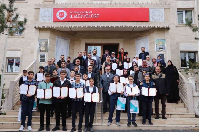 Sivas’ta 38 Öğrenciye Hafızlık Belgesi Verildi