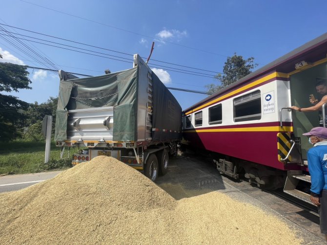 Tayland’da Yolcu Treni Kamyonu Biçti
