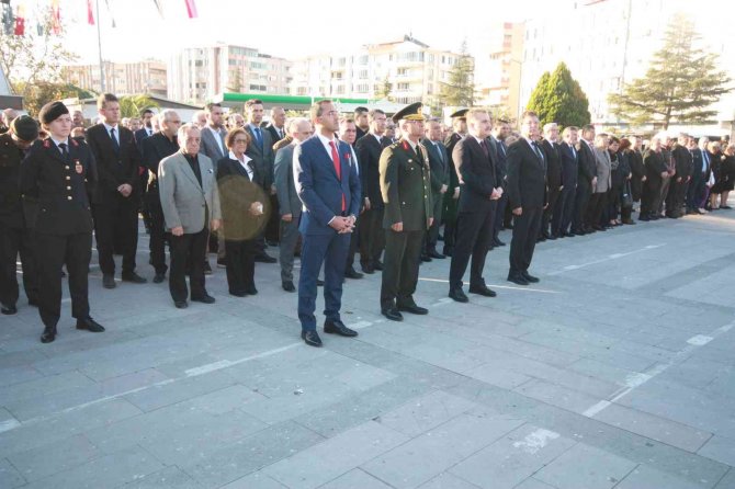 10 Kasım’da Atatürk Saygı Ve Özlemle Anıldı