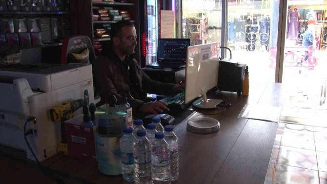 Ümraniye’de İnternet Kafede Sadaka Kutusu Hırsızlığı Kamerada
