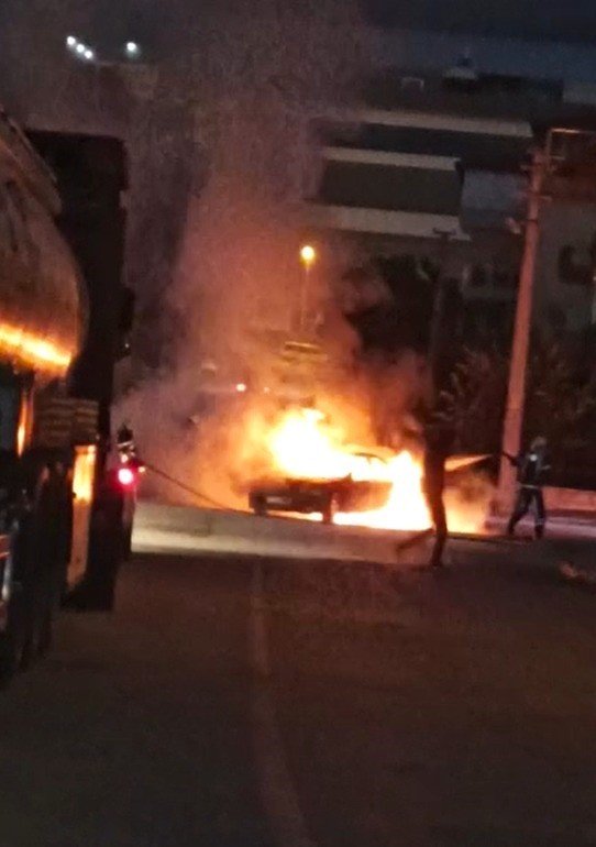 Alev Alan Otomobil Kullanılamaz Hale Geldi