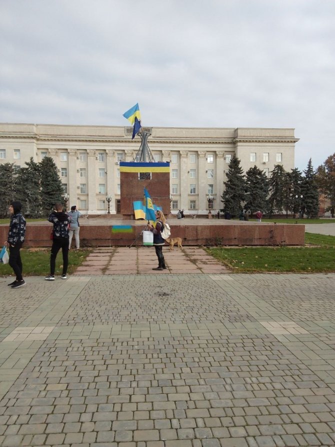 Rus Birliklerinin Çekildiği Herson’da Ukrayna Bayrakları Açıldı
