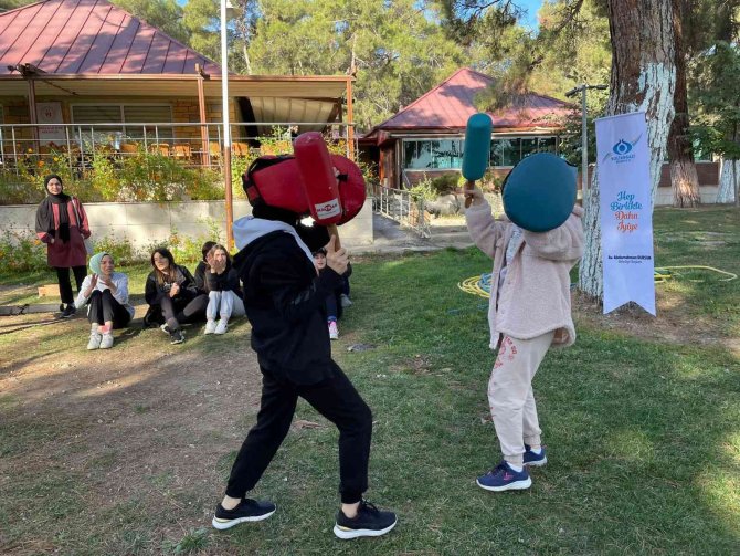 Sultangazili Kız Öğrenciler Gençlik Kampı’nda Eğlendi