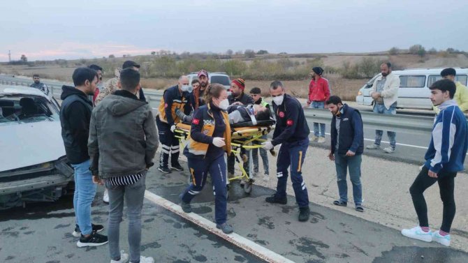 Seyir Halindeyken Lastiği Patlayan Araç Takla Attı: 2 Yaralı