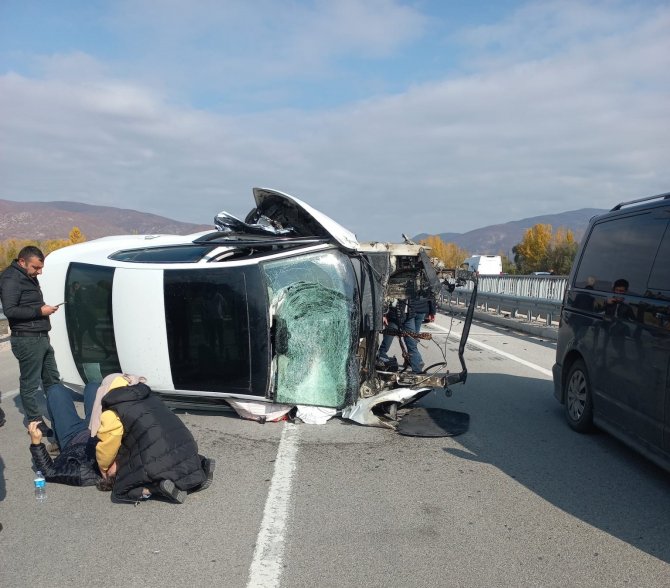 Kaza Yapan Otomobilin Motoru Yola Fırladı
