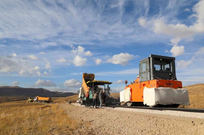 Van Büyükşehir Belediyesinden Yol Asfaltlama Çalışması