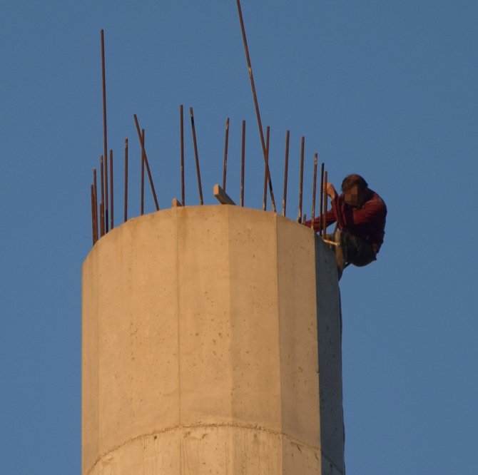 30 Metrelik Minaresinin Tepesinde İzleyenlere Ecel Teri Döktürdü