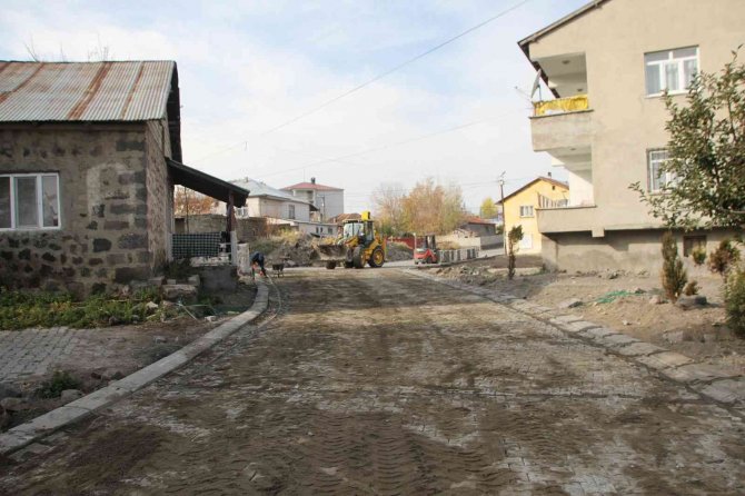 Malazgirt Belediyesi Yol Ağını Genişletiyor