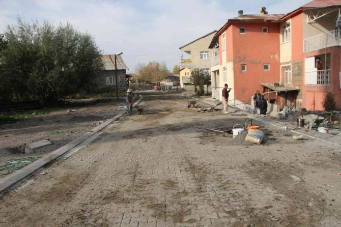 Malazgirt Belediyesi Yol Ağını Genişletiyor