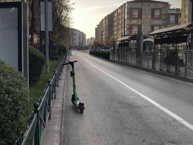 Bilinçsizce Yola Bırakılan Scooterlar Trafiği Tehlikeye Sokuyor