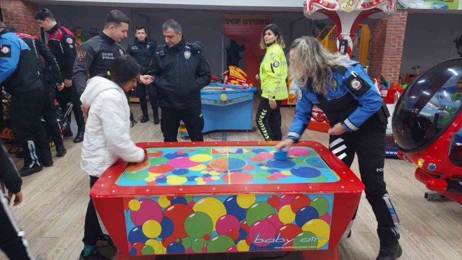 Toplum Destekli Polisler Çocukları Eğlendirdi