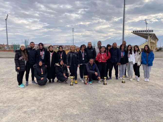 Tercanlı Öğrenciler Erzincan’da Kupaları Topladı