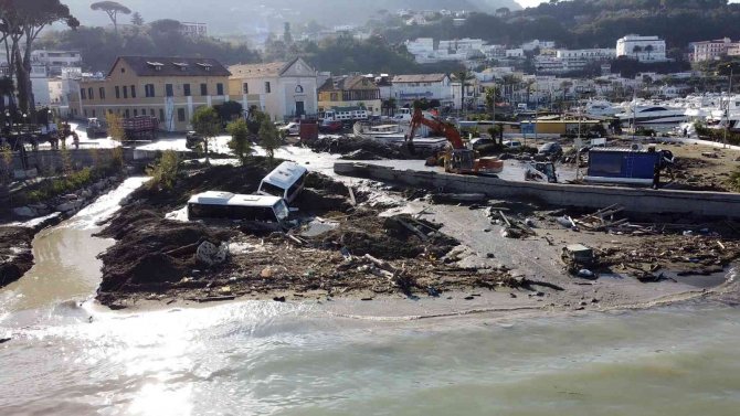 İ̇talya’nın Ischia Adası’ndaki Heyelanda Can Kaybı 11’e Yükseldi