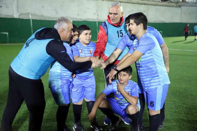 Sinop’ta Protokol İle Engelli Çocuklar Futbol Oynadı