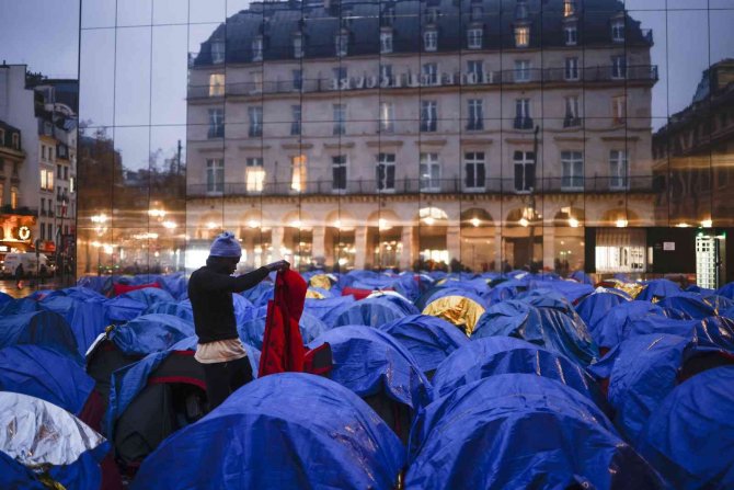 Fransa’da Polis Kaçak Göçmenlerin Kurduğu Çadır Kampı Ablukaya Aldı