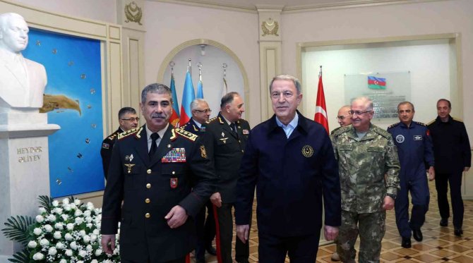 Bakan Akar İçin Azerbaycan Savunma Bakanlığı’nda Askeri Tören Düzenlendi