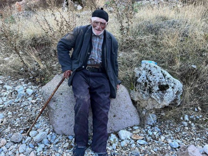 Kaybolan 90 Yaşındaki Yaşlı Adamı Jandarma Drone İle Buldu