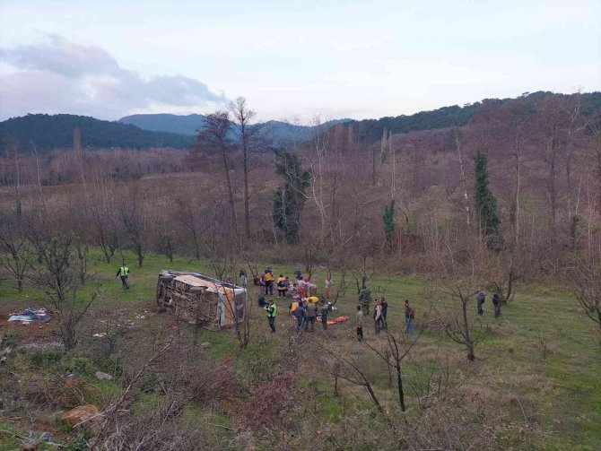 Çanakkale’de Minibüs Tarlaya Uçtu: Uzman Erbaş Hayatını Kaybetti, 9 Kişi Yaralandı