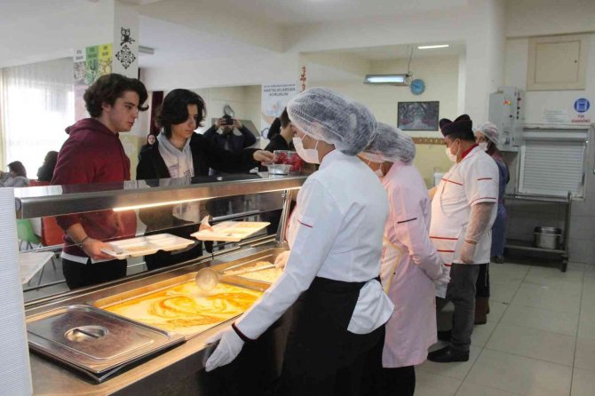 Karaman’da 8 Bin Öğrenciye Ücretsiz Yemek Veriliyor