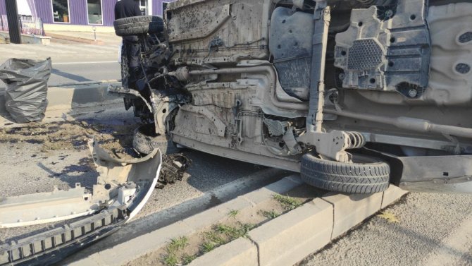 Malatya’da Otomobilin Refüje Çarptığı Kaza Kameralara Yansıdı