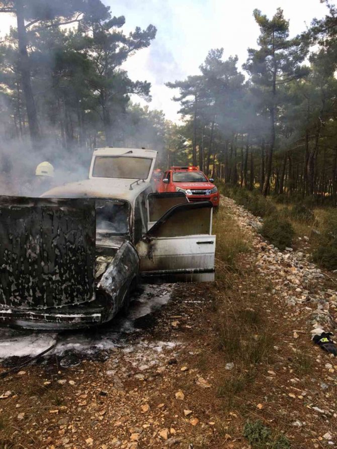 Araçtaki Yangın Ormana Sıçramadan Söndürüldü