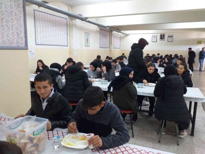 Her Gün Bin 857 Öğrenciye Sıcak Yemek Ulaştırılıyor