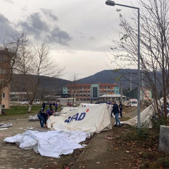 Deprem Sonrası Kurulan Çadırlar Tek Tek Kaldırılıyor