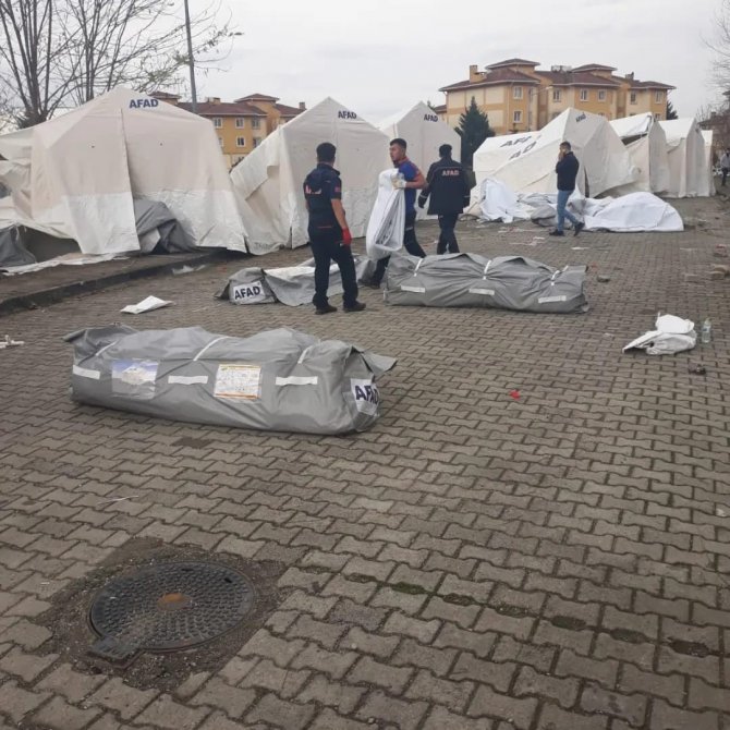 Deprem Sonrası Kurulan Çadırlar Tek Tek Kaldırılıyor