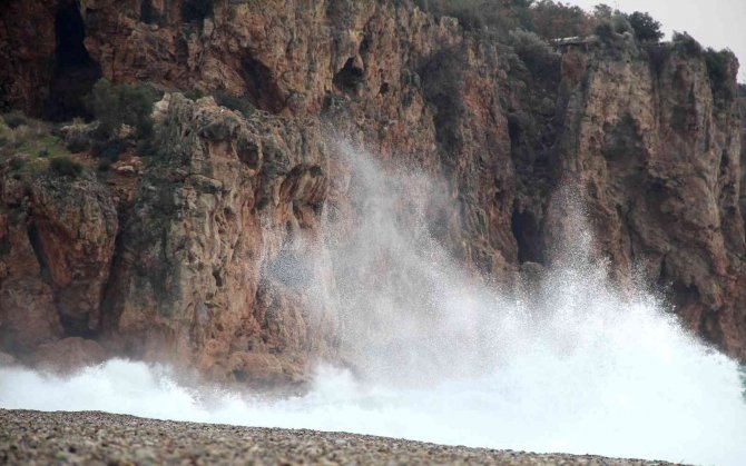 ‘Turuncu’ Kod Verilen Antalya’da Etkili Fırtına