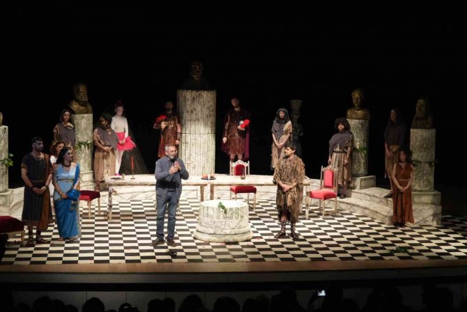 Tarsus Şehir Tiyatrosunun Ezop Ve Çirkin Oyunu Sahnelendi