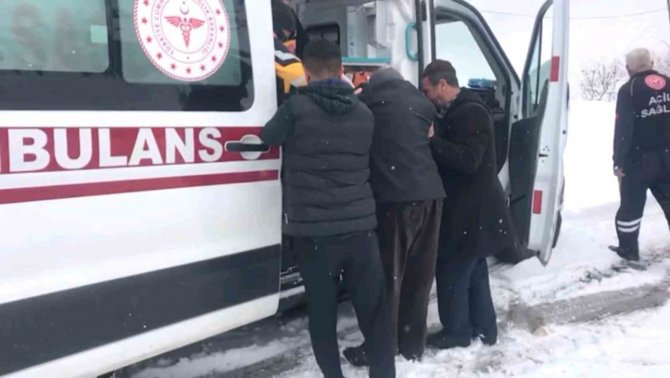 Siirt’te Kar Yolları Kapattı, 70 Yaşındaki Hasta İçin Ekipler Seferber Oldu
