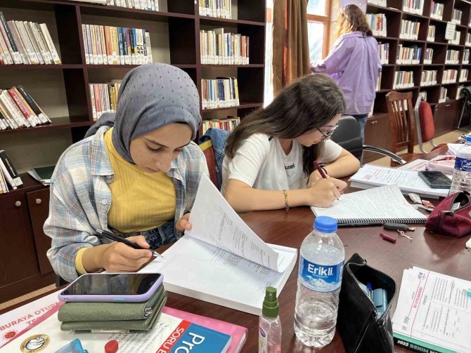 Tarsus Belediyesi Okuma Salonlarını 1 Yılda 42 Bin 472 Kişi Ziyaret Etti