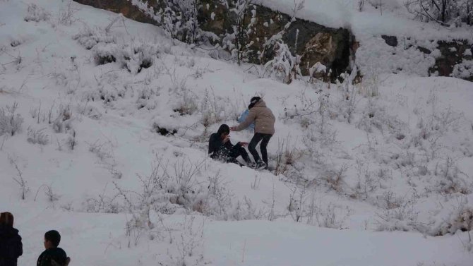Bitlis’te Çocuklar Kayak Keyfi Yaşadı