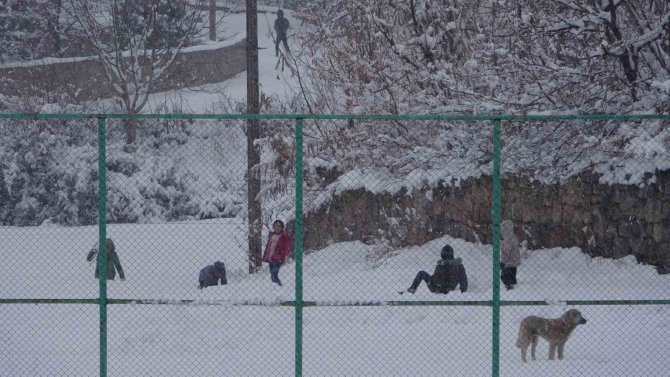 Bitlis’te Çocuklar Kayak Keyfi Yaşadı