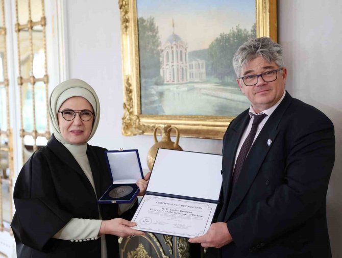 Emine Erdoğan’a Uluslararası Apiterapi Federasyonundan Dr. Beck Apiterapi Ödülü