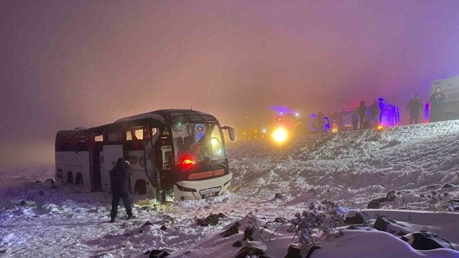 Diyarbakır’da Yolcu Otobüsü Devrildi: 4’ü Ağır 30 Kişi Yaralandı