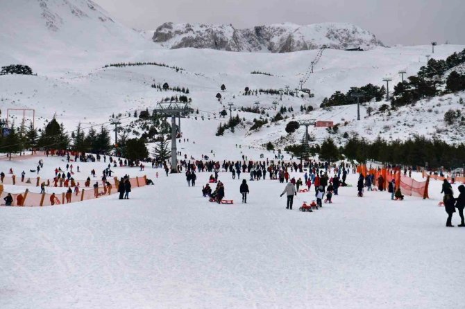 Davraz Kayak Merkezi’nde Sömestr Yoğunluğu: 20 Günde 90 Bin Ziyaretçi