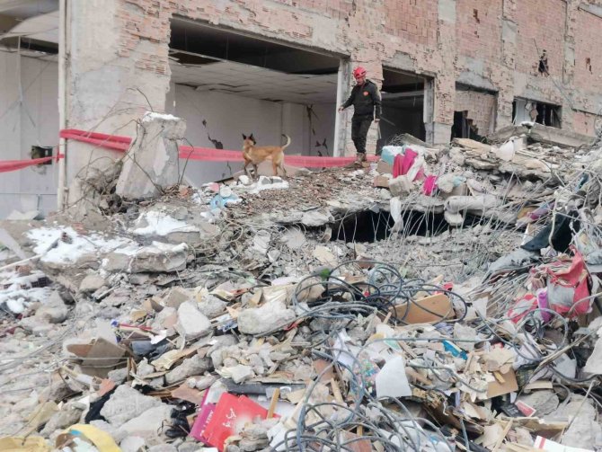 Aydın Büyükşehir’in Arama Kurtarma Ekipleri Deprem Bölgesinde Çalışmalara Başladı