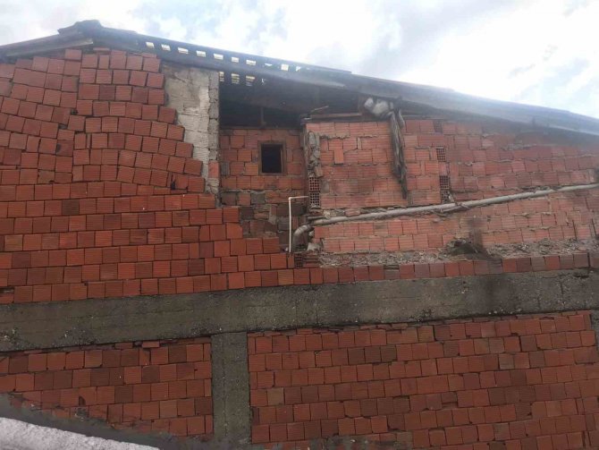 Beyoğlu’nda Çatı Katındaki Tuğlalar Bitişikteki Binanın Üzerine Düştü