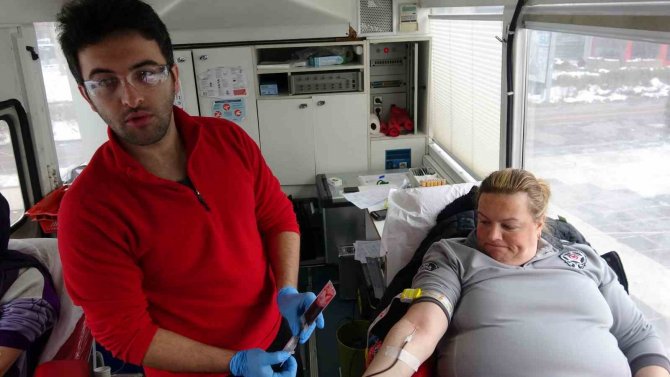 Çanakkale’de Vatandaşlar Deprem Bölgesine Kan Bağışlıyor