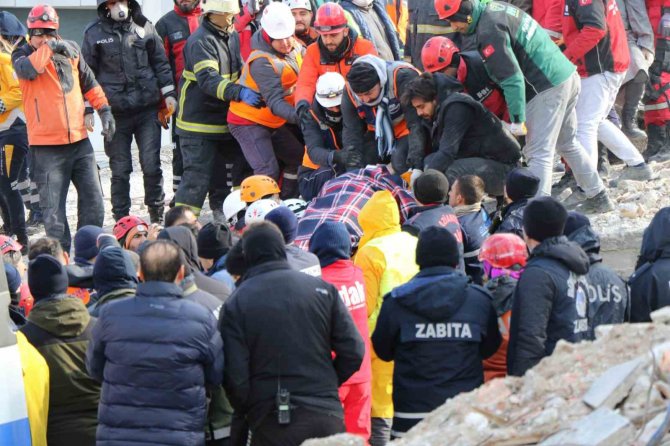 Gaziantep’te 34 Saat Sonra Enkaz Altından 2 Kız Kardeş Sağ Çıkarıldı