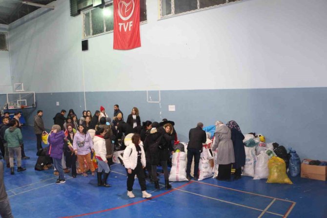 Silopi’de Gönüllü Öğretmenlerin Desteği İle 3 Tır Dolusu Yardım Toplandı