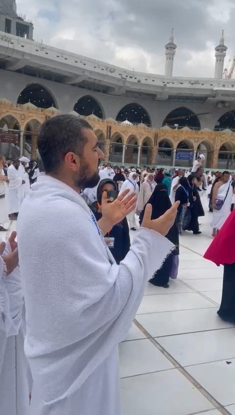 Kabe’de Müslümanlar Depremzedeler İçin Dua Etti