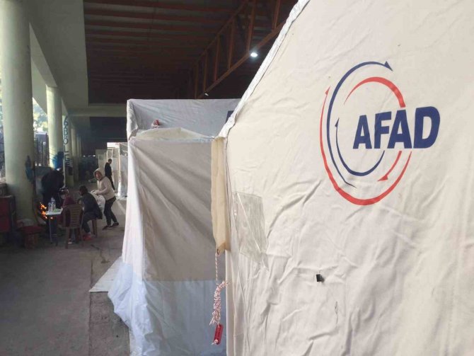 Adana’da Depremzedeler Çadırlarda Barınıyor