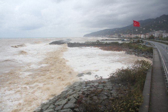 Rize’de Şiddetli Yağış Ve Fırtına Hasara Yol Açtı