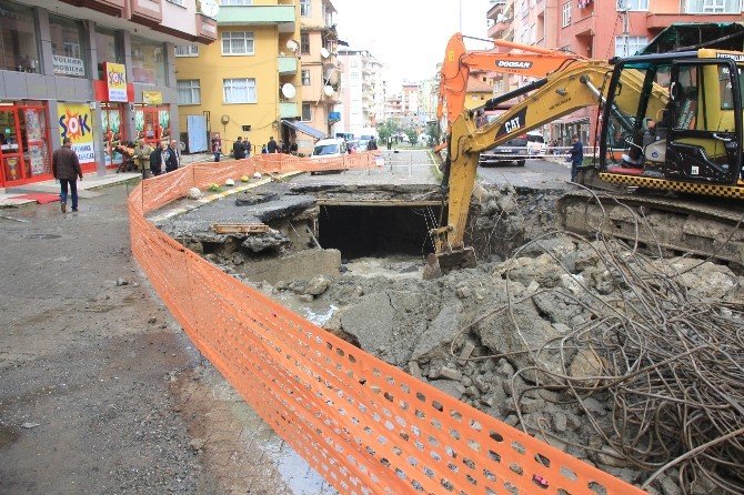 Rize’de Şiddetli Yağış Nedeniyle Şehir Merkezinde Yol Çöktü, Çöken Yolun Altından Dere Çıktı