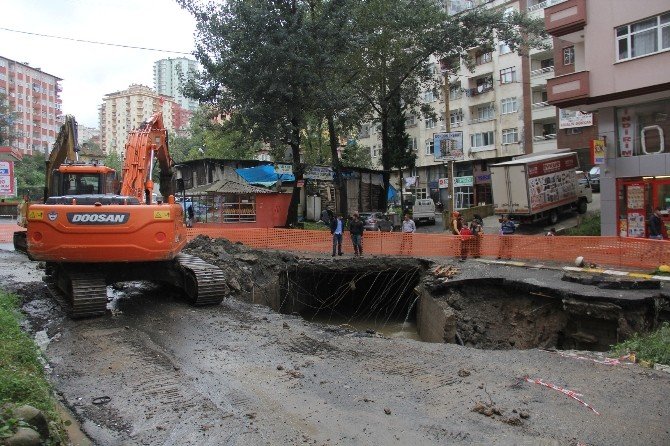 Rize’de Şiddetli Yağış Nedeniyle Şehir Merkezinde Yol Çöktü, Çöken Yolun Altından Dere Çıktı