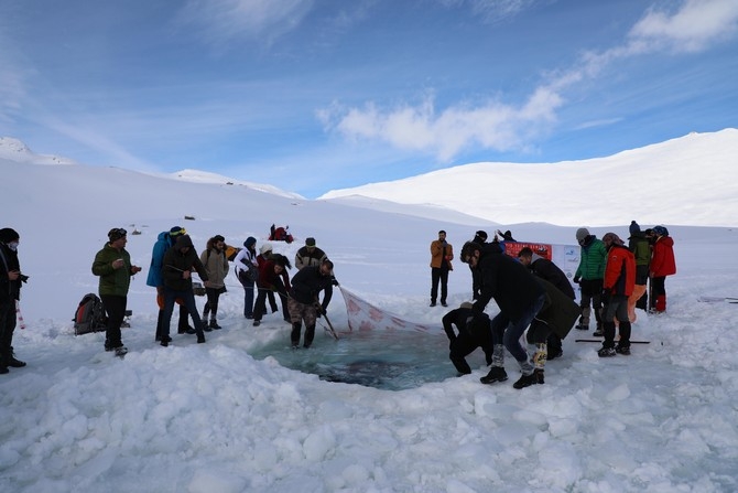 Kaçkar Buzul Gölü'nde sıra dışı "yüzme şenliği" 1